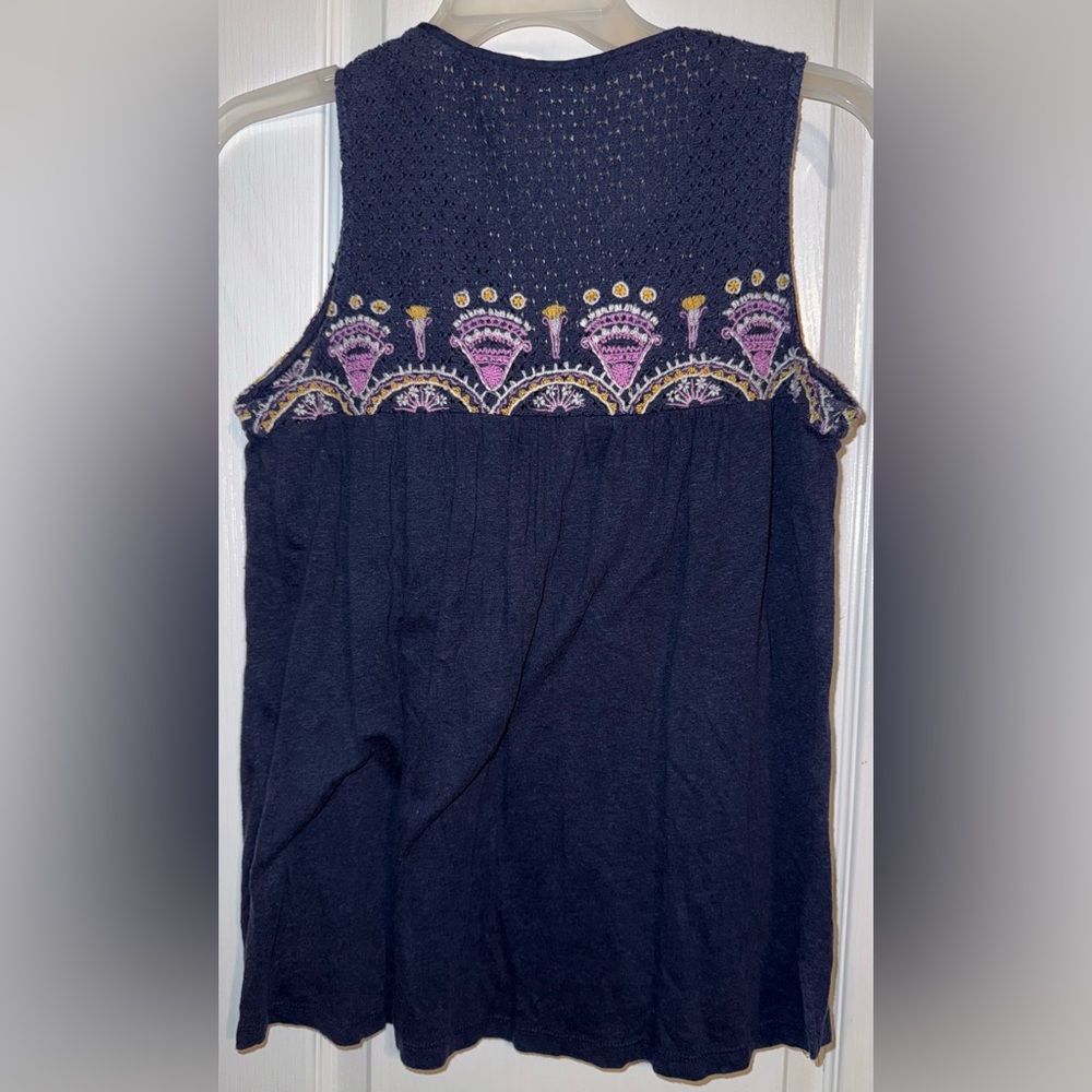Akemi + Kin Embroidered Navy Sleeveless Blouse Size XS - Picture 4 of 8